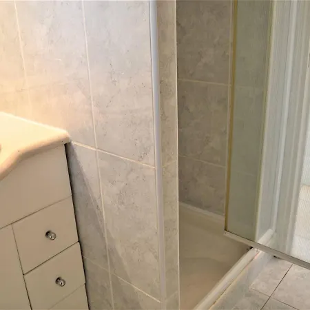 2 Pieces Avec Jardin Et Terrasse A 180m De La - Fr-1-226b-338 Appartement *