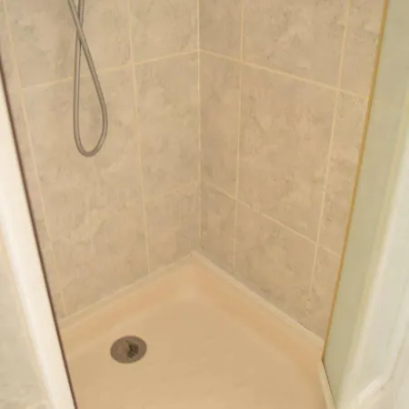 Appartement 2 Pieces Avec Jardin Et Terrasse A 180m De La - Fr-1-226b-338 *